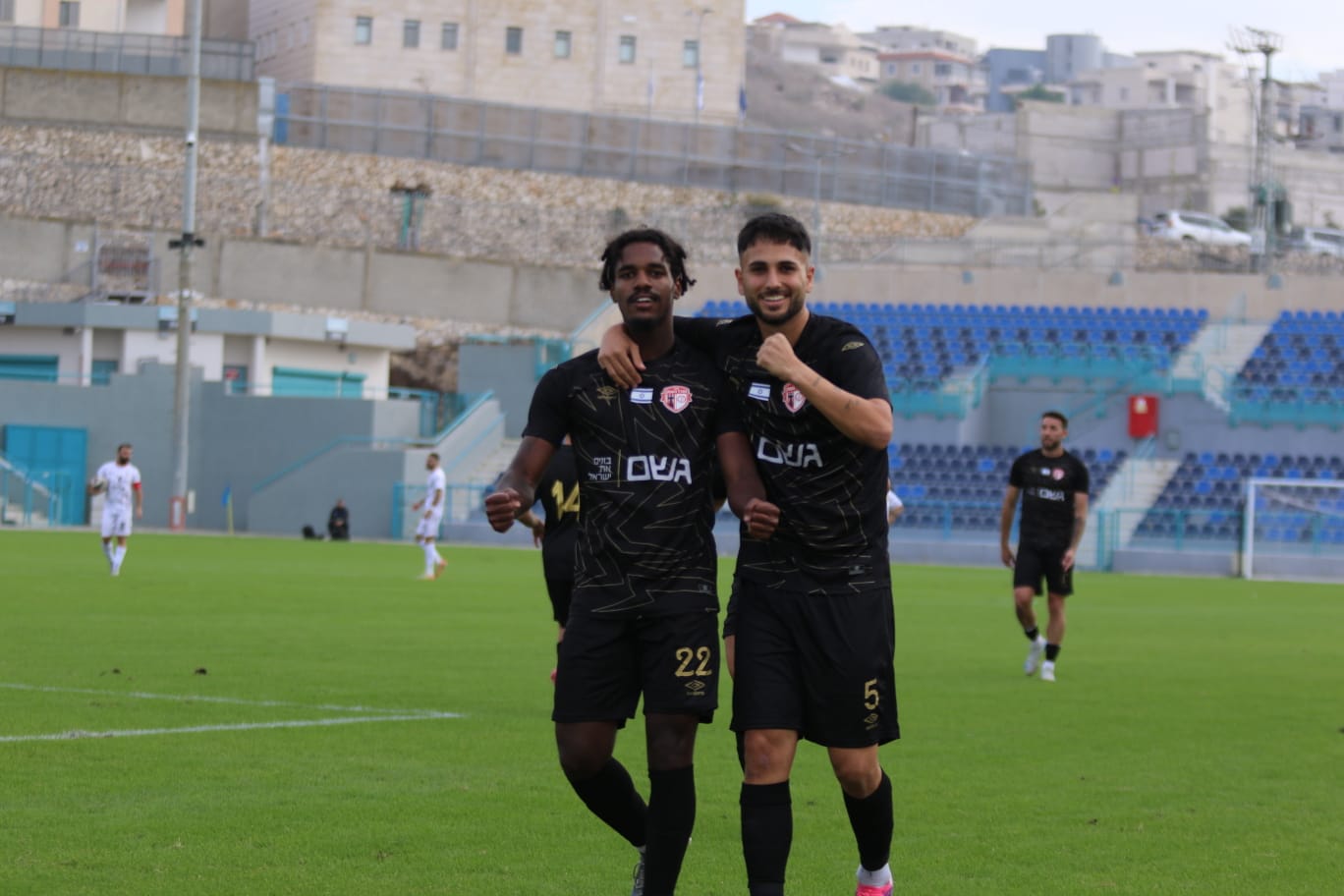 משחק גדול שלו. בן אנדרגה יחד עם ניל ורטהיים (דאפר מחאמיד)